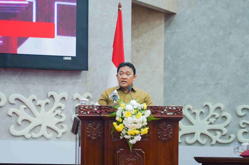 Wakil Gubernur Kalimantan Tengah Edy Pratowo menyampaikan Jawaban Gubernur atas Pemandangan Umum Fraksi DPRD terhadap Raperda Pertanggungjawaban Pelaksanaan APBD Tahun Anggaran 2025 pada Rapat Paripurna Ke-5 DPRD Provinsi Kalimantan Tengah di Palangka Raya, Senin (6/7/26).