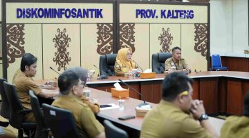 Kepala Diskominfosantik Provinsi Kalimantan Tengah Adiah Chandra Sari bersama para kepala OPD mengikuti Rapat Koordinasi Pengisian Indeks Pemerintahan Digital (PEMDI) Tahun 2026 sebagai upaya memperkuat transformasi digital di lingkungan Pemerintah Provinsi Kalimantan Tengah. di Aula Kanderang Tingang, Diskominfosantik Provinsi Kalteng, Selasa (7/7/26).