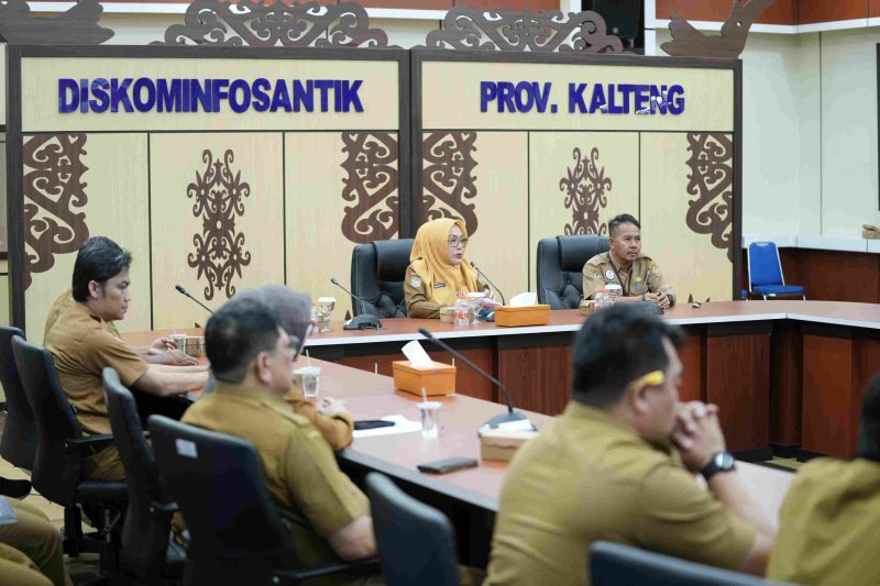 Kepala Diskominfosantik Provinsi Kalimantan Tengah Adiah Chandra Sari bersama para kepala OPD mengikuti Rapat Koordinasi Pengisian Indeks Pemerintahan Digital (PEMDI) Tahun 2026 sebagai upaya memperkuat transformasi digital di lingkungan Pemerintah Provinsi Kalimantan Tengah. di Aula Kanderang Tingang, Diskominfosantik Provinsi Kalteng, Selasa (7/7/26).