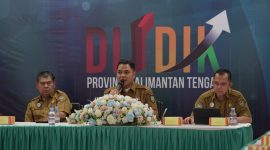 Kepala Dinas Pendidikan Provinsi Kalimantan Tengah Muhammad Reza Prabowo memberikan penjelasan mengenai mekanisme Program Seragam Sekolah Gratis Kalteng 2026 saat menerima audiensi Aliansi Pemuda Peduli Pendidikan Kalimantan Tengah (P3K) di Aula Pintar Dinas Pendidikan Provinsi Kalimantan Tengah, Senin (7/7/26).