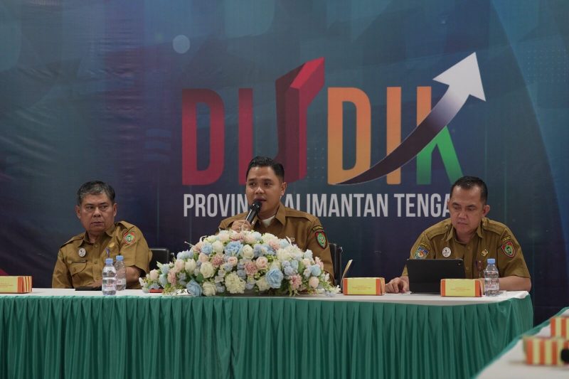Kepala Dinas Pendidikan Provinsi Kalimantan Tengah Muhammad Reza Prabowo memberikan penjelasan mengenai mekanisme Program Seragam Sekolah Gratis Kalteng 2026 saat menerima audiensi Aliansi Pemuda Peduli Pendidikan Kalimantan Tengah (P3K) di Aula Pintar Dinas Pendidikan Provinsi Kalimantan Tengah, Senin (7/7/26).
