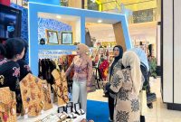 Ketua Dekranasda Provinsi Kalimantan Tengah Aisyah Thisia Agustiar Sabran meninjau Stand Dekranasda Kalimantan Tengah yang menampilkan berbagai produk unggulan karya perajin daerah pada rangkaian HUT ke-46 Dekranas Tahun 2026 di Trans Studio Makassar, Sulawesi Selatan, Kamis (9/7/26).