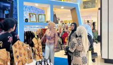 Ketua Dekranasda Provinsi Kalimantan Tengah Aisyah Thisia Agustiar Sabran meninjau Stand Dekranasda Kalimantan Tengah yang menampilkan berbagai produk unggulan karya perajin daerah pada rangkaian HUT ke-46 Dekranas Tahun 2026 di Trans Studio Makassar, Sulawesi Selatan, Kamis (9/7/26).