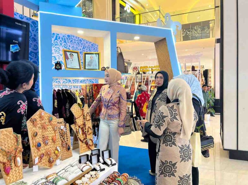 Ketua Dekranasda Provinsi Kalimantan Tengah Aisyah Thisia Agustiar Sabran meninjau Stand Dekranasda Kalimantan Tengah yang menampilkan berbagai produk unggulan karya perajin daerah pada rangkaian HUT ke-46 Dekranas Tahun 2026 di Trans Studio Makassar, Sulawesi Selatan, Kamis (9/7/26).