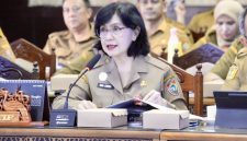 Penjabat Sekretaris Daerah Provinsi Kalimantan Tengah Linae Victoria Aden menghadiri rapat Badan Anggaran DPRD Provinsi Kalimantan Tengah bersama Tim Anggaran Pemerintah Daerah (TAPD) dalam pembahasan Raperda Pertanggungjawaban Pelaksanaan APBD Tahun Anggaran 2025 sebagai upaya memperkuat tata kelola keuangan daerah yang transparan dan akuntabel. Senin, (13/7/26)