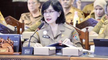 Penjabat Sekretaris Daerah Provinsi Kalimantan Tengah Linae Victoria Aden menghadiri rapat Badan Anggaran DPRD Provinsi Kalimantan Tengah bersama Tim Anggaran Pemerintah Daerah (TAPD) dalam pembahasan Raperda Pertanggungjawaban Pelaksanaan APBD Tahun Anggaran 2025 sebagai upaya memperkuat tata kelola keuangan daerah yang transparan dan akuntabel. Senin, (13/7/26)