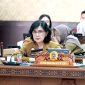 Pj. Sekretaris Daerah Provinsi Kalimantan Tengah Linae Victoria Aden menghadiri Rapat Gabungan Komisi DPRD bersama Tim Anggaran Pemerintah Daerah (TAPD) dalam pembahasan Raperda Pertanggungjawaban Pelaksanaan APBD Tahun Anggaran 2025 di Ruang Rapat Gabungan DPRD Provinsi Kalimantan Tengah, Selasa (14/7/26).