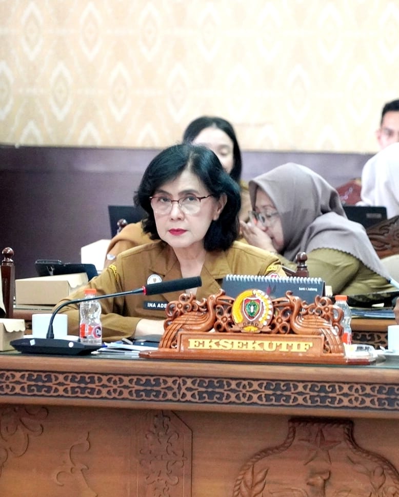 Pj. Sekretaris Daerah Provinsi Kalimantan Tengah Linae Victoria Aden menghadiri Rapat Gabungan Komisi DPRD bersama Tim Anggaran Pemerintah Daerah (TAPD) dalam pembahasan Raperda Pertanggungjawaban Pelaksanaan APBD Tahun Anggaran 2025 di Ruang Rapat Gabungan DPRD Provinsi Kalimantan Tengah, Selasa (14/7/26).