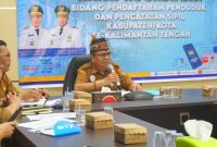 Plt. Kepala Dinas Kependudukan dan Pencatatan Sipil Provinsi Kalimantan Tengah Tirta membuka Rapat Koordinasi Teknis (Rakortek) Bidang Pendaftaran Penduduk dan Pencatatan Sipil Kabupaten/Kota se-Kalimantan Tengah Tahun 2026 di Ruang Rapat Disdukcapil Provinsi Kalimantan Tengah, guna memperkuat sinergi pelayanan administrasi kependudukan dan transformasi digital.  Senin (13/7/2026),