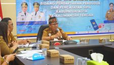 Plt. Kepala Dinas Kependudukan dan Pencatatan Sipil Provinsi Kalimantan Tengah Tirta membuka Rapat Koordinasi Teknis (Rakortek) Bidang Pendaftaran Penduduk dan Pencatatan Sipil Kabupaten/Kota se-Kalimantan Tengah Tahun 2026 di Ruang Rapat Disdukcapil Provinsi Kalimantan Tengah, guna memperkuat sinergi pelayanan administrasi kependudukan dan transformasi digital.  Senin (13/7/2026),