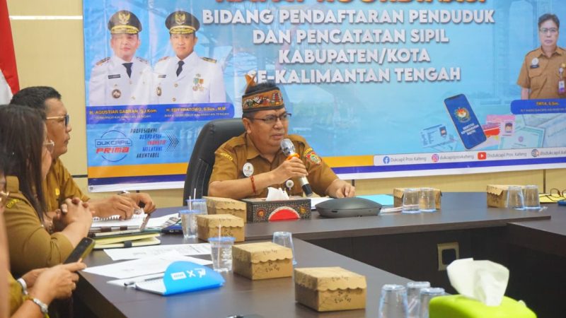 Plt. Kepala Dinas Kependudukan dan Pencatatan Sipil Provinsi Kalimantan Tengah Tirta membuka Rapat Koordinasi Teknis (Rakortek) Bidang Pendaftaran Penduduk dan Pencatatan Sipil Kabupaten/Kota se-Kalimantan Tengah Tahun 2026 di Ruang Rapat Disdukcapil Provinsi Kalimantan Tengah, guna memperkuat sinergi pelayanan administrasi kependudukan dan transformasi digital.  Senin (13/7/2026),