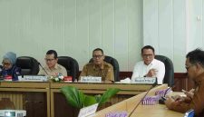 Staf Ahli Gubernur Kalimantan Tengah Yuas Elko memimpin Rapat Koordinasi Ground Check Teknis Program Ekstensifikasi Kelapa Sawit bersama Kementerian Pertanian RI, PTPN IV, ATR/BPN, dan perangkat daerah di Ruang Rapat Bajakah, Kantor Gubernur Kalimantan Tengah, Selasa (14/7/26).