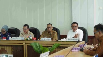 Staf Ahli Gubernur Kalimantan Tengah Yuas Elko memimpin Rapat Koordinasi Ground Check Teknis Program Ekstensifikasi Kelapa Sawit bersama Kementerian Pertanian RI, PTPN IV, ATR/BPN, dan perangkat daerah di Ruang Rapat Bajakah, Kantor Gubernur Kalimantan Tengah, Selasa (14/7/26).