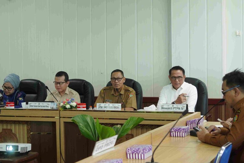 Staf Ahli Gubernur Kalimantan Tengah Yuas Elko memimpin Rapat Koordinasi Ground Check Teknis Program Ekstensifikasi Kelapa Sawit bersama Kementerian Pertanian RI, PTPN IV, ATR/BPN, dan perangkat daerah di Ruang Rapat Bajakah, Kantor Gubernur Kalimantan Tengah, Selasa (14/7/26).