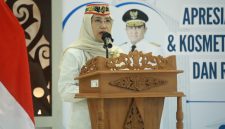 Asisten Administrasi Umum Setda Provinsi Kalimantan Tengah Sunarti mewakili Gubernur Kalimantan Tengah saat menghadiri penyerahan sertifikat kepada pelaku usaha obat bahan alam di BBPOM Palangka Raya. Pemerintah Provinsi Kalimantan Tengah terus memperkuat pengembangan industri herbal berbasis potensi lokal guna meningkatkan daya saing produk, memperluas pasar, dan mendorong pertumbuhan ekonomi daerah. Rabu (15/7/26)