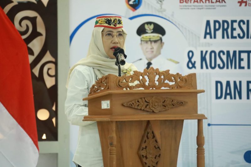 Asisten Administrasi Umum Setda Provinsi Kalimantan Tengah Sunarti mewakili Gubernur Kalimantan Tengah saat menghadiri penyerahan sertifikat kepada pelaku usaha obat bahan alam di BBPOM Palangka Raya. Pemerintah Provinsi Kalimantan Tengah terus memperkuat pengembangan industri herbal berbasis potensi lokal guna meningkatkan daya saing produk, memperluas pasar, dan mendorong pertumbuhan ekonomi daerah. Rabu (15/7/26)