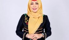 Kepala Diskominfosantik Provinsi Kalimantan Tengah Adiah Chandra Sari menyampaikan dukungan terhadap kebijakan Gubernur Kalimantan Tengah Agustiar Sabran mengenai pengaturan penggunaan handphone di sekolah. Kebijakan ini bertujuan menciptakan ruang digital yang aman, memperkuat literasi digital, serta mencegah cyberbullying dan penyebaran konten negatif di lingkungan pendidikan.
