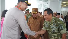 Wakil Bupati Murung Raya, Rahmanto Muhidin, mewakili Bupati Heriyus, menyambut kedatangan Kapolres Murung Raya yang baru, AKBP Agung Gima Sunarya, S.I.K., beserta istri, Ny. Ayu Gima, di Rumah Jabatan (Rujab) Bupati Murung Raya, Selasa (21/7/2026).