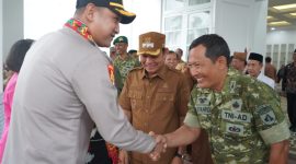 Wakil Bupati Murung Raya, Rahmanto Muhidin, mewakili Bupati Heriyus, menyambut kedatangan Kapolres Murung Raya yang baru, AKBP Agung Gima Sunarya, S.I.K., beserta istri, Ny. Ayu Gima, di Rumah Jabatan (Rujab) Bupati Murung Raya, Selasa (21/7/2026).
