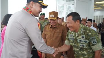 Wakil Bupati Murung Raya, Rahmanto Muhidin, mewakili Bupati Heriyus, menyambut kedatangan Kapolres Murung Raya yang baru, AKBP Agung Gima Sunarya, S.I.K., beserta istri, Ny. Ayu Gima, di Rumah Jabatan (Rujab) Bupati Murung Raya, Selasa (21/7/2026).