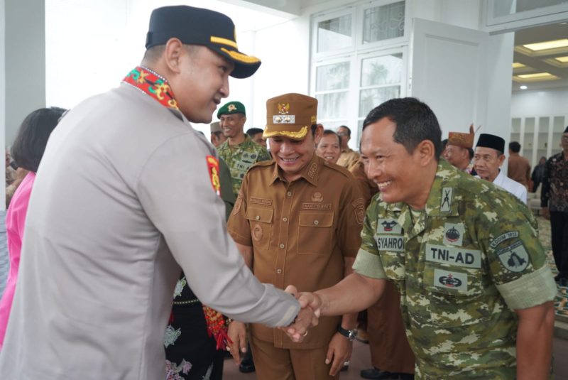Wakil Bupati Murung Raya, Rahmanto Muhidin, mewakili Bupati Heriyus, menyambut kedatangan Kapolres Murung Raya yang baru, AKBP Agung Gima Sunarya, S.I.K., beserta istri, Ny. Ayu Gima, di Rumah Jabatan (Rujab) Bupati Murung Raya, Selasa (21/7/2026).