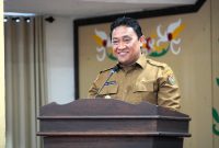 Wakil Gubernur Kalimantan Tengah Edy Pratowo membacakan sambutan Gubernur Agustiar Sabran saat membuka Rakor Awal Gugus Tugas Reforma Agraria (GTRA) Tahun 2026. Rakor ini menjadi langkah strategis memperkuat sinergi antara Pemprov Kalteng dan BPN dalam mempercepat reforma agraria, sertifikasi aset daerah, serta meningkatkan kesejahteraan masyarakat melalui kepastian hukum atas tanah. Selasa, (21/7/26).
