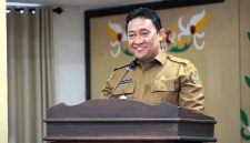 Wakil Gubernur Kalimantan Tengah Edy Pratowo membacakan sambutan Gubernur Agustiar Sabran saat membuka Rakor Awal Gugus Tugas Reforma Agraria (GTRA) Tahun 2026. Rakor ini menjadi langkah strategis memperkuat sinergi antara Pemprov Kalteng dan BPN dalam mempercepat reforma agraria, sertifikasi aset daerah, serta meningkatkan kesejahteraan masyarakat melalui kepastian hukum atas tanah. Selasa, (21/7/26).