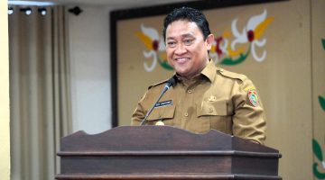 Wakil Gubernur Kalimantan Tengah Edy Pratowo membacakan sambutan Gubernur Agustiar Sabran saat membuka Rakor Awal Gugus Tugas Reforma Agraria (GTRA) Tahun 2026. Rakor ini menjadi langkah strategis memperkuat sinergi antara Pemprov Kalteng dan BPN dalam mempercepat reforma agraria, sertifikasi aset daerah, serta meningkatkan kesejahteraan masyarakat melalui kepastian hukum atas tanah. Selasa, (21/7/26).
