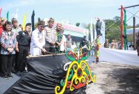 Gubernur Kalimantan Tengah Agustiar Sabran saat melakukan pemotongan tali  tiang perdana pembangunan Huma Betang di Palangka Raya. Pembangunan ini menjadi simbol komitmen Pemerintah Provinsi Kalimantan Tengah dalam melestarikan budaya Dayak, memperkuat persatuan, serta menghadirkan ikon budaya bertaraf nasional dan internasional. Rabu (23/7/26).