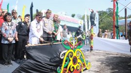 Gubernur Kalimantan Tengah Agustiar Sabran saat melakukan pemotongan tali  tiang perdana pembangunan Huma Betang di Palangka Raya. Pembangunan ini menjadi simbol komitmen Pemerintah Provinsi Kalimantan Tengah dalam melestarikan budaya Dayak, memperkuat persatuan, serta menghadirkan ikon budaya bertaraf nasional dan internasional. Rabu (23/7/26).
