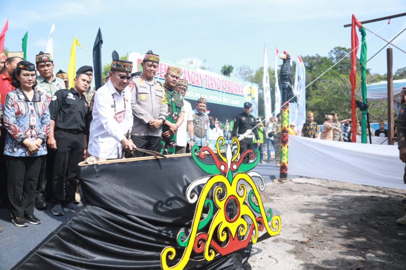 Gubernur Kalimantan Tengah Agustiar Sabran saat melakukan pemotongan tali  tiang perdana pembangunan Huma Betang di Palangka Raya. Pembangunan ini menjadi simbol komitmen Pemerintah Provinsi Kalimantan Tengah dalam melestarikan budaya Dayak, memperkuat persatuan, serta menghadirkan ikon budaya bertaraf nasional dan internasional. Rabu (23/7/26).