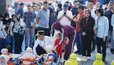 Gubernur Kalimantan Tengah Agustiar Sabran bersama Ketua Tim Penggerak PKK Provinsi Kalimantan Tengah, Aisyah Thisia Agustiar Sabran menghadiri Puncak Peringatan Hari Anak Nasional ke-42 dan Hari Keluarga Nasional ke-33 Tahun 2026 di Bundaran Besar Talawang, Palangka Raya. Momentum ini menjadi wujud komitmen Pemerintah Provinsi Kalimantan Tengah dalam memperkuat perlindungan hak anak, meningkatkan ketahanan keluarga, serta menyiapkan Generasi Emas Indonesia 2045 melalui lingkungan yang aman, sehat, dan penuh kasih sayang. Minggu,(26/7/26).