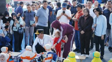 Gubernur Kalimantan Tengah Agustiar Sabran bersama Ketua Tim Penggerak PKK Provinsi Kalimantan Tengah, Aisyah Thisia Agustiar Sabran menghadiri Puncak Peringatan Hari Anak Nasional ke-42 dan Hari Keluarga Nasional ke-33 Tahun 2026 di Bundaran Besar Talawang, Palangka Raya. Momentum ini menjadi wujud komitmen Pemerintah Provinsi Kalimantan Tengah dalam memperkuat perlindungan hak anak, meningkatkan ketahanan keluarga, serta menyiapkan Generasi Emas Indonesia 2045 melalui lingkungan yang aman, sehat, dan penuh kasih sayang. Minggu,(26/7/26).