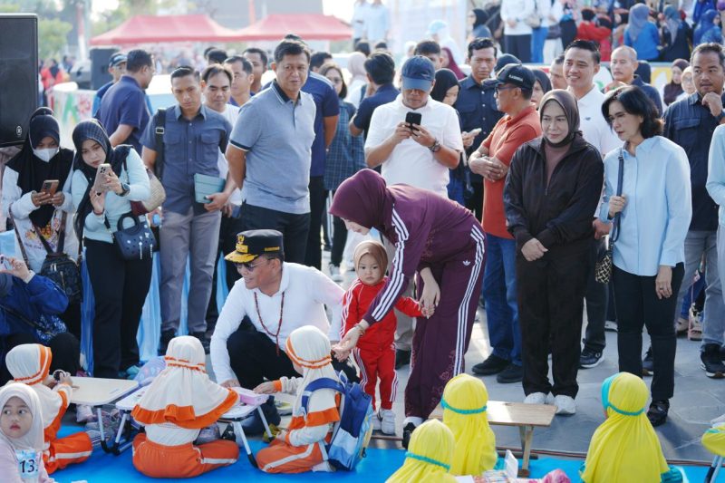 Gubernur Kalimantan Tengah Agustiar Sabran bersama Ketua Tim Penggerak PKK Provinsi Kalimantan Tengah, Aisyah Thisia Agustiar Sabran menghadiri Puncak Peringatan Hari Anak Nasional ke-42 dan Hari Keluarga Nasional ke-33 Tahun 2026 di Bundaran Besar Talawang, Palangka Raya. Momentum ini menjadi wujud komitmen Pemerintah Provinsi Kalimantan Tengah dalam memperkuat perlindungan hak anak, meningkatkan ketahanan keluarga, serta menyiapkan Generasi Emas Indonesia 2045 melalui lingkungan yang aman, sehat, dan penuh kasih sayang. Minggu,(26/7/26).