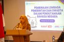 Asisten Administrasi Umum Setda Provinsi Kalimantan Tengah Sunarti membuka kegiatan Pembinaan Lembaga Pemerintah dan Swasta dalam Pengutamaan Bahasa Negara Tahun 2026 di Swiss-Belhotel Danum Palangka Raya. Kegiatan ini menjadi upaya memperkuat penggunaan Bahasa Indonesia yang baik dan benar di lingkungan pemerintah maupun swasta sekaligus meningkatkan kualitas pelayanan publik. Selasa (28/7/26).