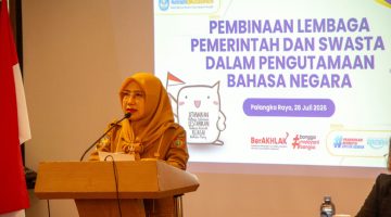 Asisten Administrasi Umum Setda Provinsi Kalimantan Tengah Sunarti membuka kegiatan Pembinaan Lembaga Pemerintah dan Swasta dalam Pengutamaan Bahasa Negara Tahun 2026 di Swiss-Belhotel Danum Palangka Raya. Kegiatan ini menjadi upaya memperkuat penggunaan Bahasa Indonesia yang baik dan benar di lingkungan pemerintah maupun swasta sekaligus meningkatkan kualitas pelayanan publik. Selasa (28/7/26).