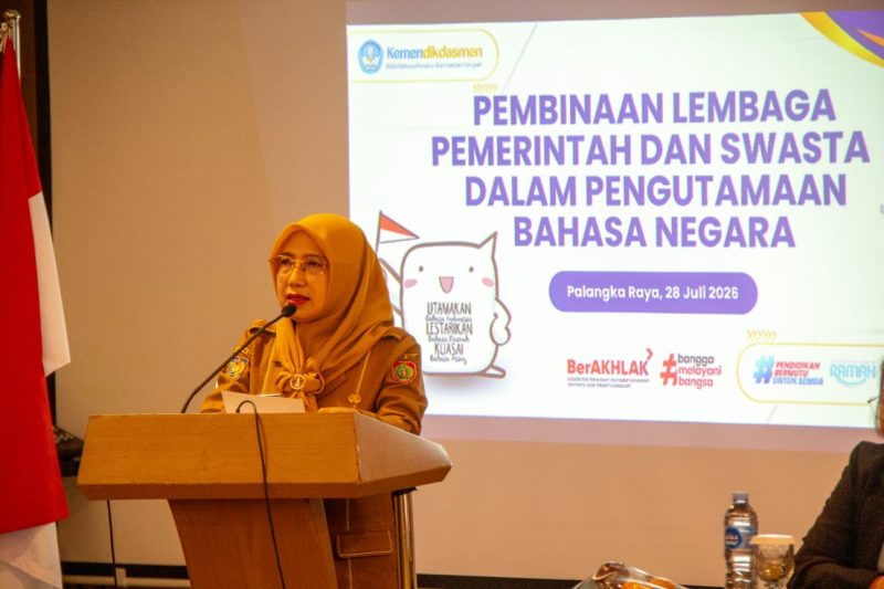 Asisten Administrasi Umum Setda Provinsi Kalimantan Tengah Sunarti membuka kegiatan Pembinaan Lembaga Pemerintah dan Swasta dalam Pengutamaan Bahasa Negara Tahun 2026 di Swiss-Belhotel Danum Palangka Raya. Kegiatan ini menjadi upaya memperkuat penggunaan Bahasa Indonesia yang baik dan benar di lingkungan pemerintah maupun swasta sekaligus meningkatkan kualitas pelayanan publik. Selasa (28/7/26).