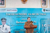Kepala Bapenda Provinsi Kalimantan Tengah Sutoyo mewakili Sekda Kalteng Linae Victoria Aden memberikan sambutan saat pengundian Gebyar Reward Betang Patuh 2026 di Aula Kantor Bapenda Provinsi Kalimantan Tengah. Kegiatan ini menjadi bentuk apresiasi Pemerintah Provinsi Kalimantan Tengah kepada masyarakat yang taat membayar Pajak Kendaraan Bermotor sekaligus mendorong peningkatan Pendapatan Asli Daerah (PAD). Selasa (28/7/26)