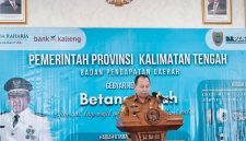 Kepala Bapenda Provinsi Kalimantan Tengah Sutoyo mewakili Sekda Kalteng Linae Victoria Aden memberikan sambutan saat pengundian Gebyar Reward Betang Patuh 2026 di Aula Kantor Bapenda Provinsi Kalimantan Tengah. Kegiatan ini menjadi bentuk apresiasi Pemerintah Provinsi Kalimantan Tengah kepada masyarakat yang taat membayar Pajak Kendaraan Bermotor sekaligus mendorong peningkatan Pendapatan Asli Daerah (PAD). Selasa (28/7/26)