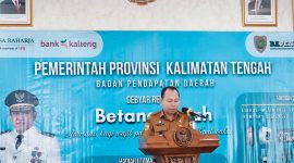 Kepala Bapenda Provinsi Kalimantan Tengah Sutoyo mewakili Sekda Kalteng Linae Victoria Aden memberikan sambutan saat pengundian Gebyar Reward Betang Patuh 2026 di Aula Kantor Bapenda Provinsi Kalimantan Tengah. Kegiatan ini menjadi bentuk apresiasi Pemerintah Provinsi Kalimantan Tengah kepada masyarakat yang taat membayar Pajak Kendaraan Bermotor sekaligus mendorong peningkatan Pendapatan Asli Daerah (PAD). Selasa (28/7/26)
