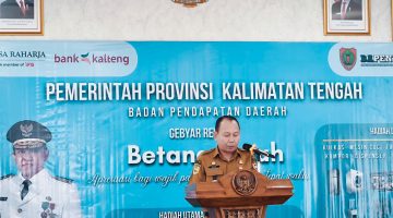 Kepala Bapenda Provinsi Kalimantan Tengah Sutoyo mewakili Sekda Kalteng Linae Victoria Aden memberikan sambutan saat pengundian Gebyar Reward Betang Patuh 2026 di Aula Kantor Bapenda Provinsi Kalimantan Tengah. Kegiatan ini menjadi bentuk apresiasi Pemerintah Provinsi Kalimantan Tengah kepada masyarakat yang taat membayar Pajak Kendaraan Bermotor sekaligus mendorong peningkatan Pendapatan Asli Daerah (PAD). Selasa (28/7/26)