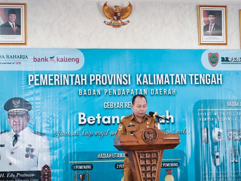 Kepala Bapenda Provinsi Kalimantan Tengah Sutoyo mewakili Sekda Kalteng Linae Victoria Aden memberikan sambutan saat pengundian Gebyar Reward Betang Patuh 2026 di Aula Kantor Bapenda Provinsi Kalimantan Tengah. Kegiatan ini menjadi bentuk apresiasi Pemerintah Provinsi Kalimantan Tengah kepada masyarakat yang taat membayar Pajak Kendaraan Bermotor sekaligus mendorong peningkatan Pendapatan Asli Daerah (PAD). Selasa (28/7/26)