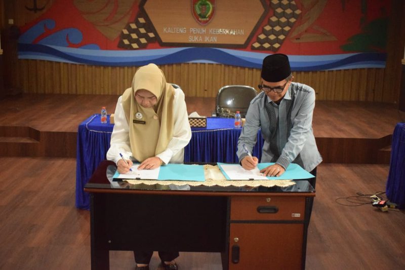 Kepala Dislutkan Provinsi Kalimantan Tengah Sri Widanarni bersama Rektor Universitas Antakusuma M. Fatchurahman menandatangani Nota Kesepahaman (MoU) sebagai langkah strategis memperkuat sinergi pengembangan sektor kelautan dan perikanan melalui pendidikan, penelitian, dan pengabdian kepada masyarakat. Rabu (29/7/26).