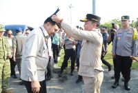 Gubernur Kalimantan Tengah Agustiar Sabran menyambut kedatangan Menkopolkam RI Jenderal TNI (Purn.) Djamari Chaniago di Bandara Tjilik Riwut Palangka Raya. Kunjungan kerja tersebut bertujuan meninjau kesiapsiagaan penanganan kebakaran hutan dan lahan (karhutla) di Posko Tumbang Nusa, Kabupaten Pulang Pisau. Jumat (31/7/26)