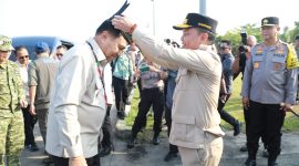 Gubernur Kalimantan Tengah Agustiar Sabran menyambut kedatangan Menkopolkam RI Jenderal TNI (Purn.) Djamari Chaniago di Bandara Tjilik Riwut Palangka Raya. Kunjungan kerja tersebut bertujuan meninjau kesiapsiagaan penanganan kebakaran hutan dan lahan (karhutla) di Posko Tumbang Nusa, Kabupaten Pulang Pisau. Jumat (31/7/26)