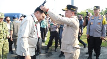 Gubernur Kalimantan Tengah Agustiar Sabran menyambut kedatangan Menkopolkam RI Jenderal TNI (Purn.) Djamari Chaniago di Bandara Tjilik Riwut Palangka Raya. Kunjungan kerja tersebut bertujuan meninjau kesiapsiagaan penanganan kebakaran hutan dan lahan (karhutla) di Posko Tumbang Nusa, Kabupaten Pulang Pisau. Jumat (31/7/26)
