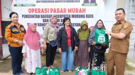 Diskop UKM Perindag Mura bekerja sama dengan Perusahaan Umum (Perum) Bulog menggelar Operasi Pasar Murah di halaman kantor Diskop UKM Perindag, Senin (8/6/2026)