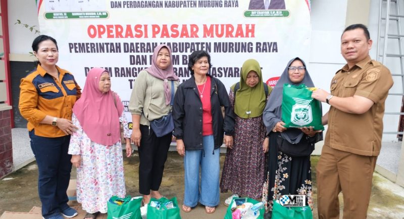 Diskop UKM Perindag Mura bekerja sama dengan Perusahaan Umum (Perum) Bulog menggelar Operasi Pasar Murah di halaman kantor Diskop UKM Perindag, Senin (8/6/2026)