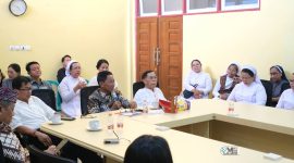 Bupati Heriyus, menghadiri acara serah terima pengelolaan pendidikan dari Kongregasi Kasih Yesus dan Maria, Bunda Pertolongan Baik (KYM) kepada Yayasan Filia Gracia Murung Raya Sabtu (4/7/2026), di Puruk Cahu.