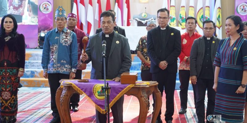 Prosesi penutupan Sinode Umum XXV Gereja Kalimantan Evangelis (GKE) Tahun 2026 yang secara resmi ditutup oleh Bupati Murung Raya, Heriyus, di Gereja Elioteria Christian Center, Puruk Cahu, Sabtu (11/06/2026).